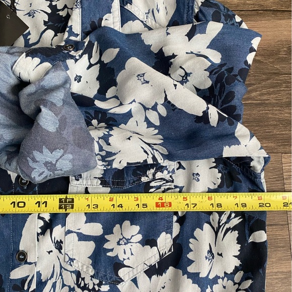 NWT Kut from the Kloth Women’s Navy & Light Blue Floral Button up Shirt Size S - Picture 6 of 8